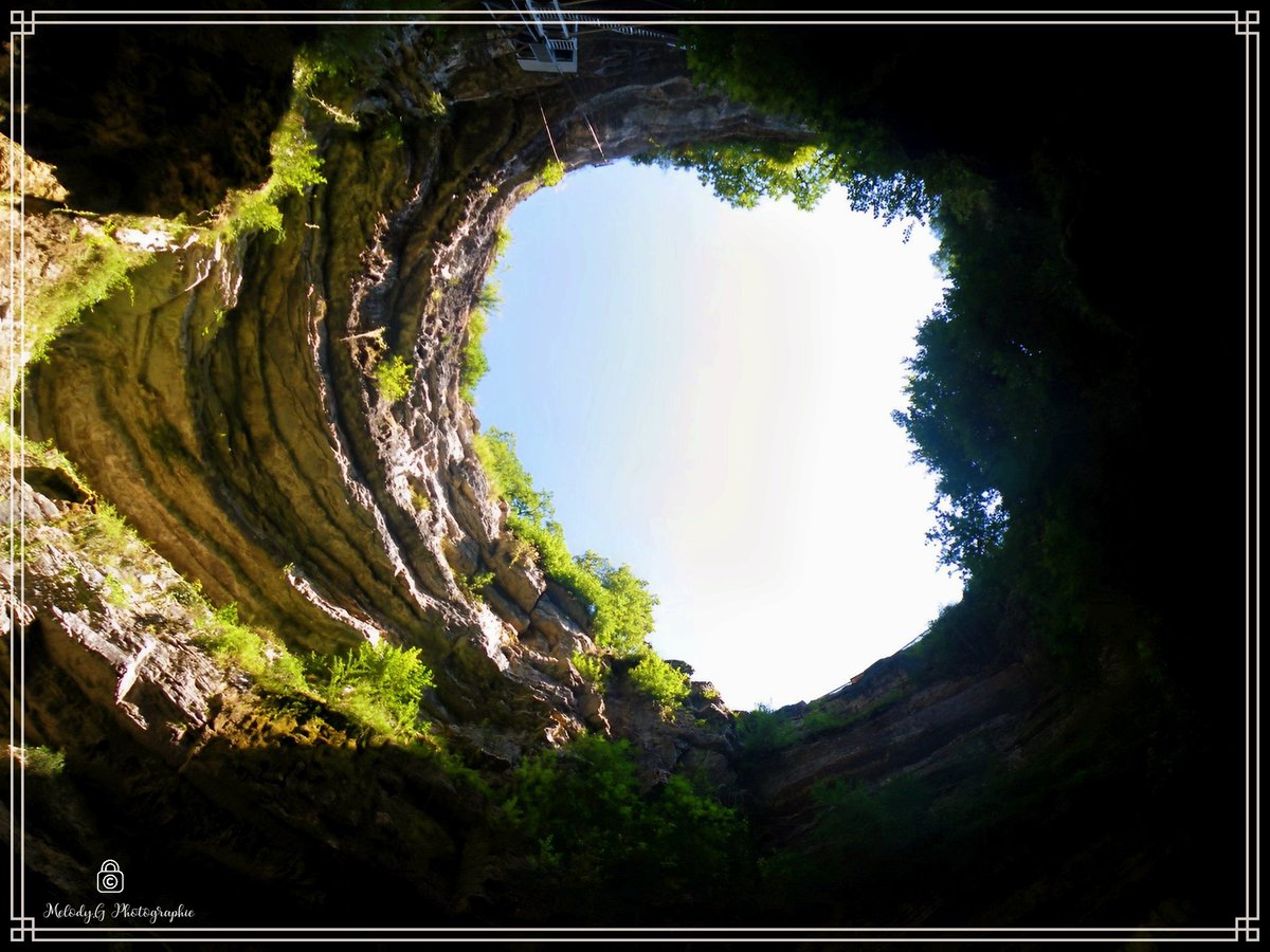 melounantho's tweet photo. 📸 Le gouffre de Padirac
Pour certains le trou de l'enfer, l'entrée du diable 😈
130 ans d'histoire !!
Avec ces 35 mètres de diamètre environ et 103 mètres de profondeur le gouffre est une visite a ne pas louper  
https://t.co/eV3OkGFwc3
.
#gouffredepadirac #france #photoamateur https://t.co/7QoJFGgoW6