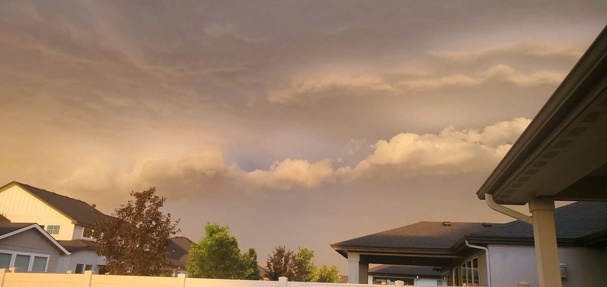 Wishing I had the guts to start an OF .... mean while enjoy some clouds <.<