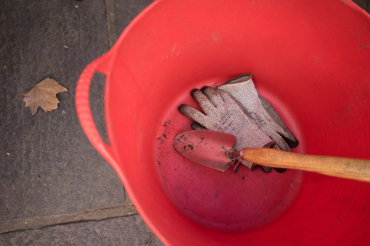 ELWaterworks's tweet photo. It's #GrowingforWellBeing Week!
#Gardening is for everyone. Our new planting @ThePrincess_E5 doesn't just brighten up the pub garden; it has many benefits for the #volunteers creating and tending it, who are learning many new skills!
Photos @jonathanperugia https://t.co/8NSbphRAuI