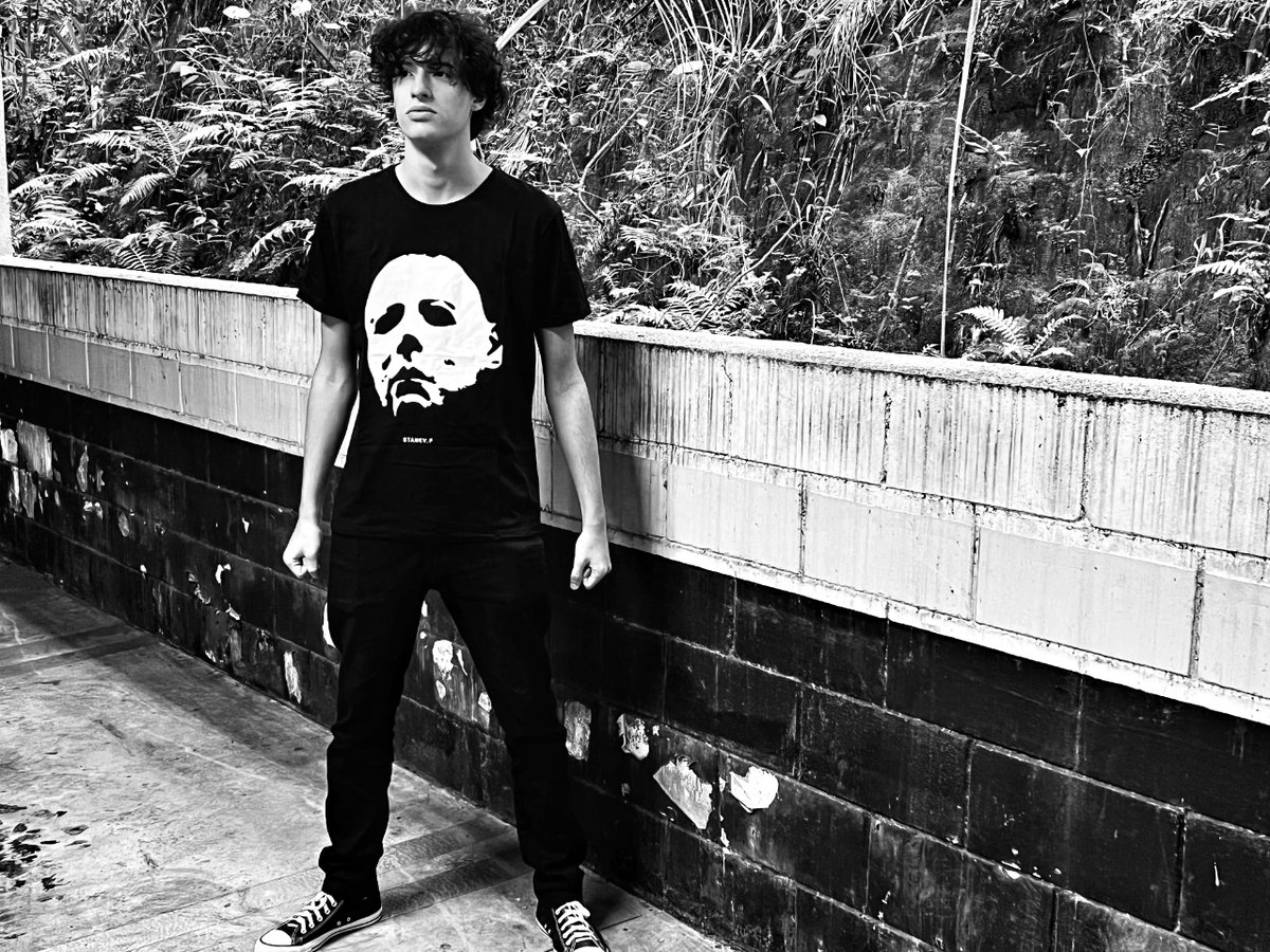 stanevf_world's tweet photo. "Desperte seu lado sombrio e brilhe. ✴️"
#stanevf #ladodarks #brilho #maquiagem #modasombria #autoconfiança #destaque #stanevfdarkwear https://t.co/S0uVRg227y