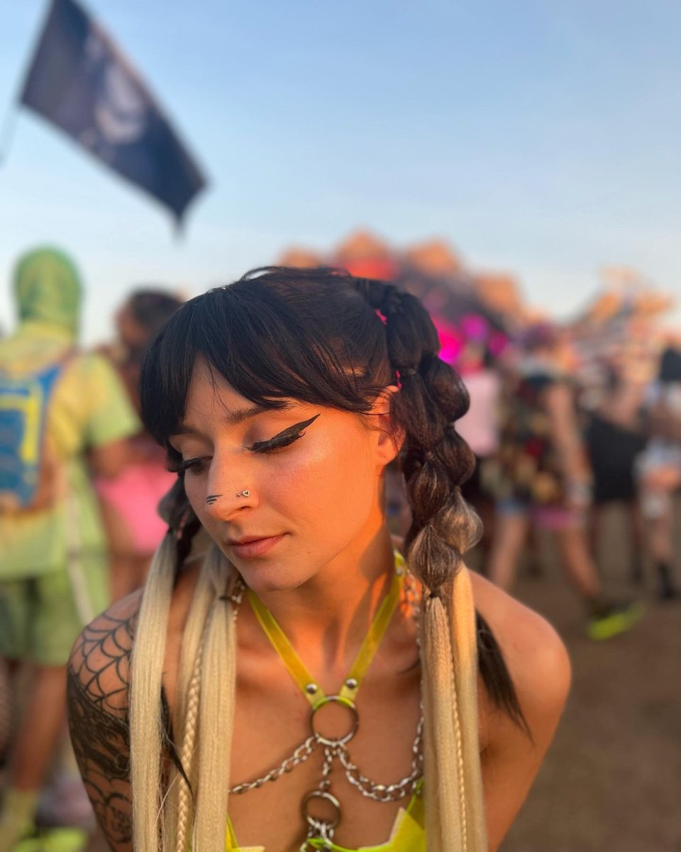 daily_ravers's tweet photo. Who run the rave world? You, babe! Keep slayin' and partying day and night 🔥🎉 Just remember, hydrate and don't forget to rest your dancing feet! https://t.co/lFASu7tINH