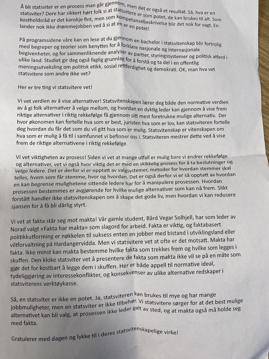 Bjørn Høyland (@bjornhoyland) on Twitter photo De beste dagene som studieleder er de da en kan feire studenter som har gjennomført sine studier. I dag var det BA-studentens tur. I min tale lånte jeg fra <a href="/bardvegar/">Bård Vegar Solhjell</a> og <a href="/havardmn/">håvard mokleiv nygård</a> om hvorvidt fakta har makta eller motsatt. De beste dagene som studieleder er de da en kan feire studenter som har gjennomført sine studier. I dag var det BA-studentens tur. I min tale lånte jeg fra <a href="/bardvegar/">Bård Vegar Solhjell</a> og <a href="/havardmn/">håvard mokleiv nygård</a> om hvorvidt fakta har makta eller motsatt.