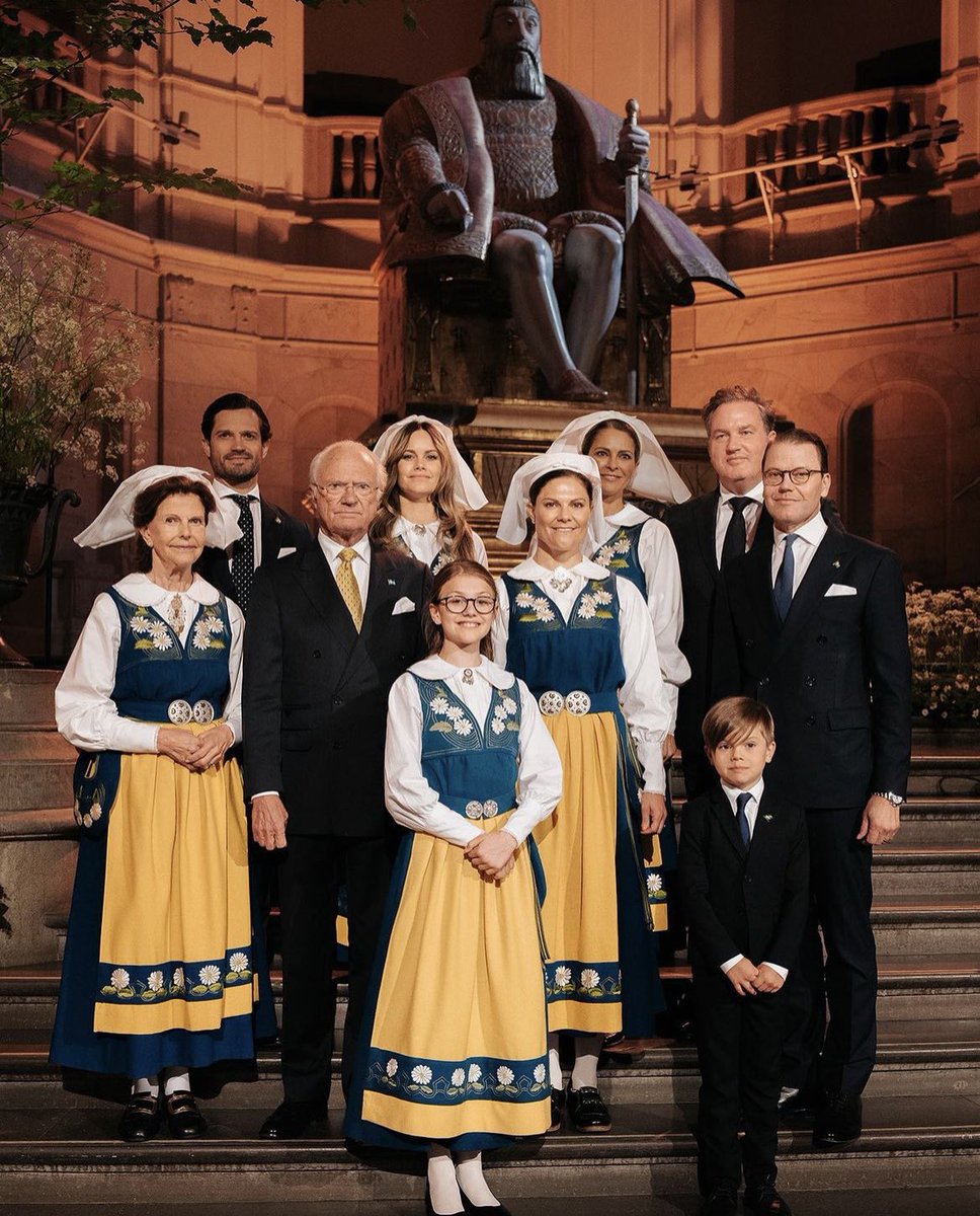 veolenes's tweet photo. Fyra gifta kvinnor som döljer håret i enlighet med svensk tradition. https://t.co/i5nFcsMomi