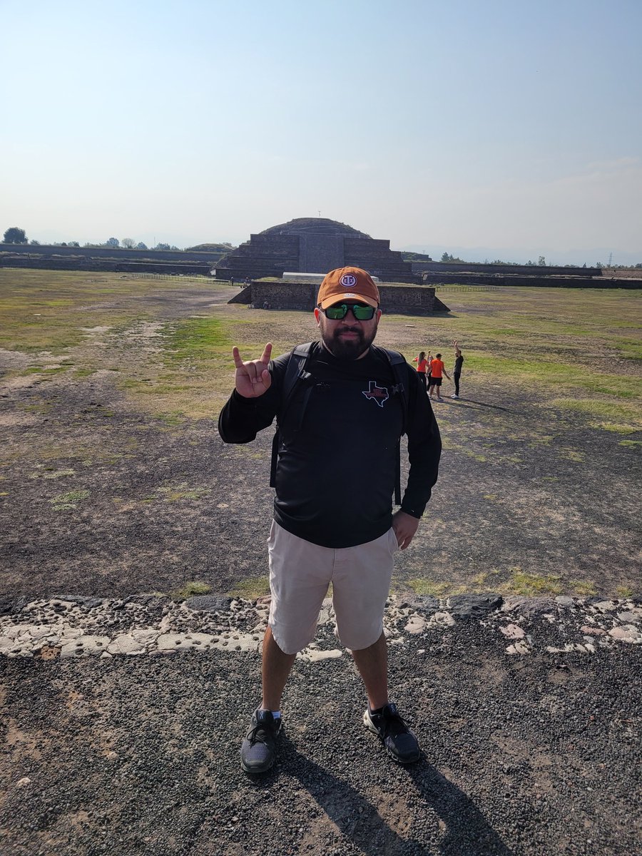 lira_moses's tweet photo. It's 9am here, we #RepItWednesday in Teotihuacan!🇲🇽
@HispanicTXHSFB https://t.co/3G1dWZMDhl