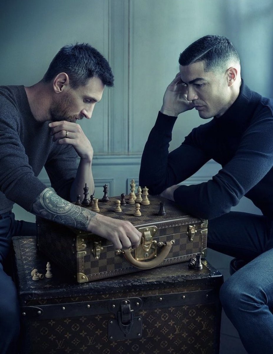 Footballtweet's tweet image. 🚨 The Ronaldo-Messi era is officially OVER. 

Messi in MLS 🇺🇸 
Ronaldo in Saudi Arabia 🇸🇦 

End of an era. 💔