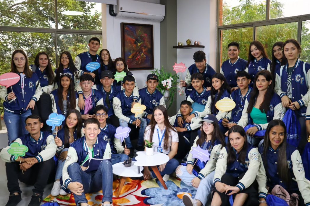 ComSocial_udes's tweet photo. Estudiantes de colegios de San Vicente de Chucurí, realizaron un taller de expresión en televisión. Allí tuvieron acercamiento con los medios de comunicación.🤩📺
@udes_oficial
@Enf0que_Digital
@TellezYadira
@MemesUDES
#SoyComunicadorUDES
#ReporterosUDES https://t.co/n1DmWKxTC2