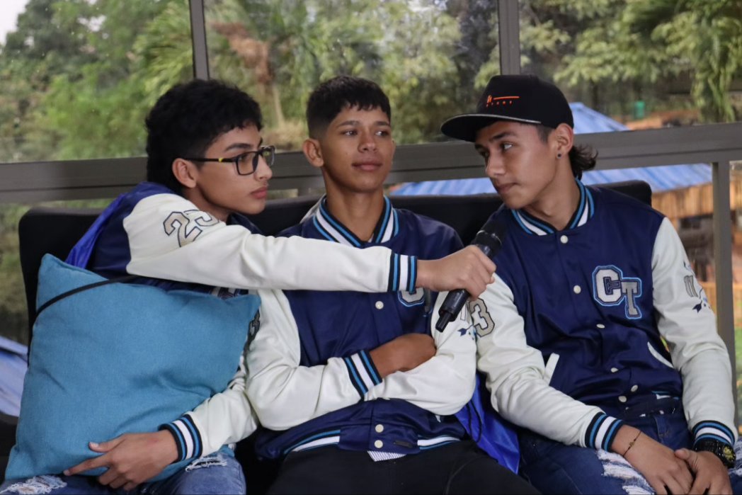 ComSocial_udes's tweet photo. Estudiantes de colegios de San Vicente de Chucurí, realizaron un taller de expresión en televisión. Allí tuvieron acercamiento con los medios de comunicación.🤩📺
@udes_oficial
@Enf0que_Digital
@TellezYadira
@MemesUDES
#SoyComunicadorUDES
#ReporterosUDES https://t.co/n1DmWKxTC2