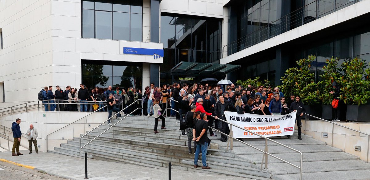 Otro #miércolesnegro que hemos salido a la puerta a decir a esta empresa que tiene que #subidasalarialya no vamos a parar, ya van 8 <a href="/Comite_ELMUNDO/">Comité EL MUNDO</a> <a href="/comite_elpais/">Comité de EL PAÍS</a> <a href="/ComiteABC/">Comité Empresa ABC</a> <a href="/mediosfscccoo/">Medios FSC CCOO</a>
