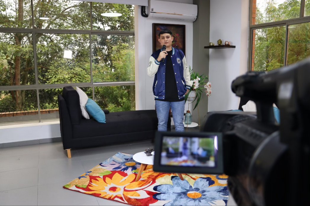 ComSocial_udes's tweet photo. Estudiantes de colegios de San Vicente de Chucurí, realizaron un taller de expresión en televisión. Allí tuvieron acercamiento con los medios de comunicación.🤩📺
@udes_oficial
@Enf0que_Digital
@TellezYadira
@MemesUDES
#SoyComunicadorUDES
#ReporterosUDES https://t.co/n1DmWKxTC2