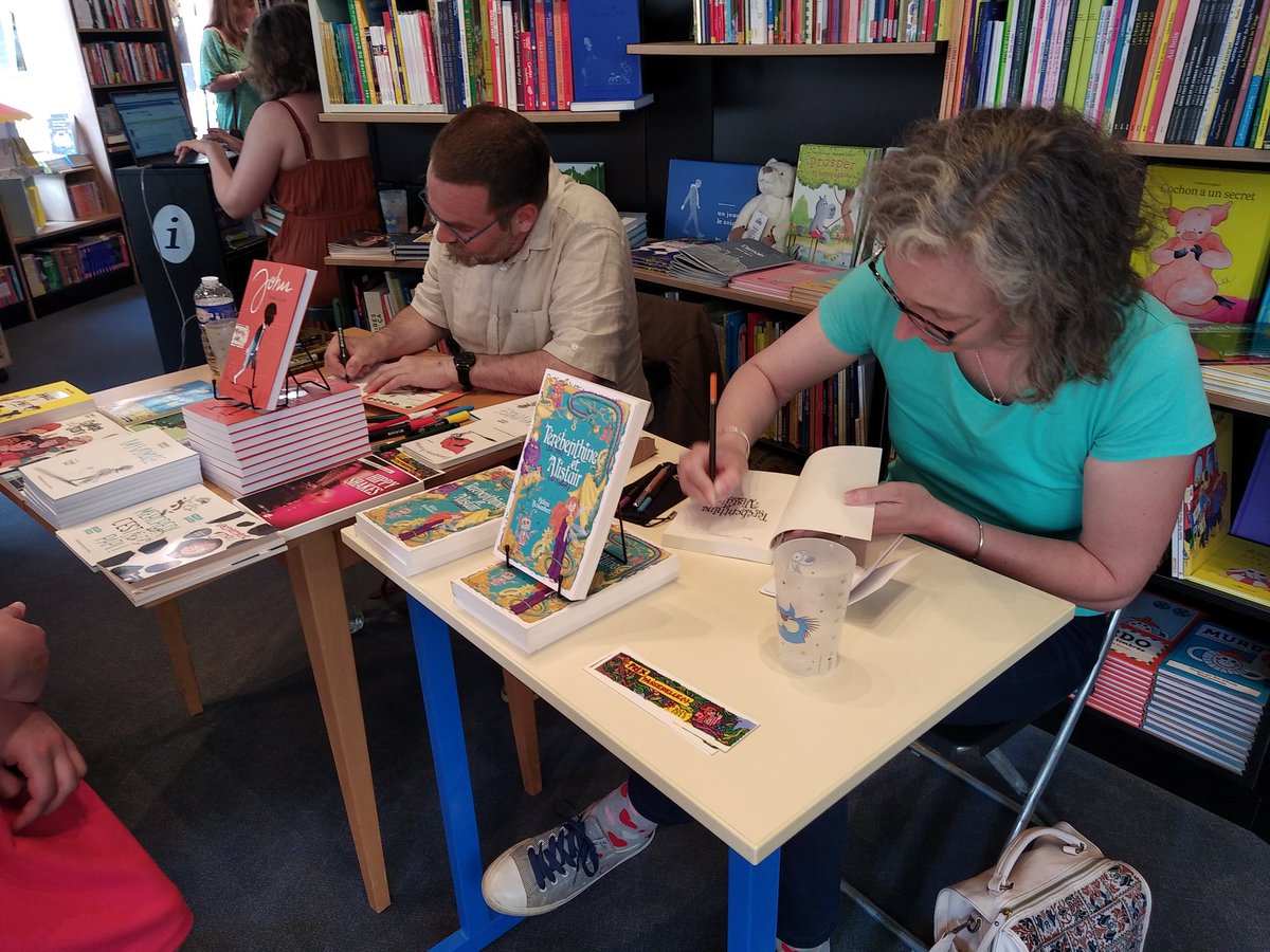 prixpasserelles's tweet photo. Cet après midi, séance dédicaces pour nos auteurs #prixpasserelles23 CM2-6e. Emmanuel Bourdier et Hélène Boisaubert à Page et Plume @VilleLimoges87 , Frédéric Vinclère à Chantepages à Tulle. https://t.co/aJKRJYf7vN