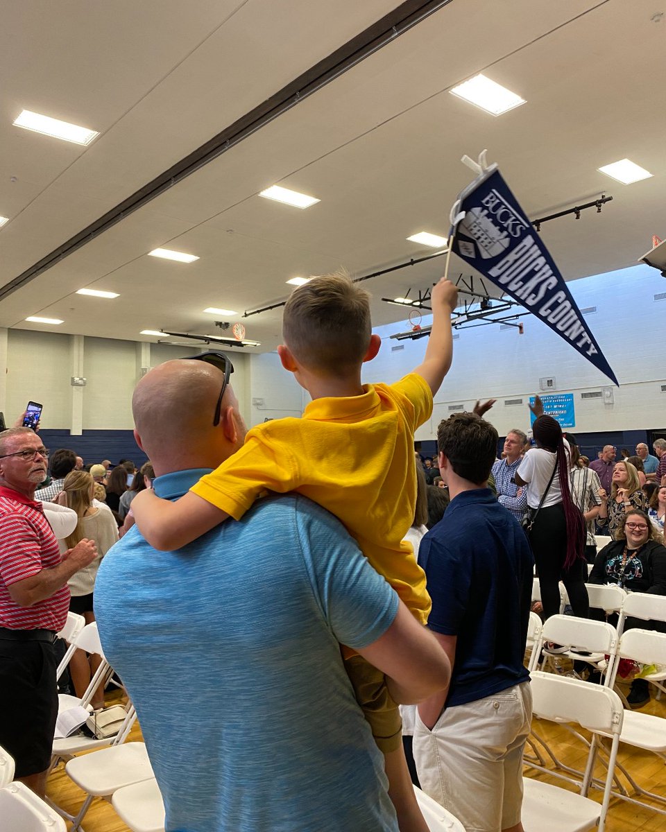 Bucks_edu's tweet photo. Mom's biggest little supporter (ft. dad). 💙🎓

#BucksCCC #BucksCCCGrad #BucksCounty #CommunityCollege #CollegeGraduation #ClassOf2023 https://t.co/Ogt5SVE9NS