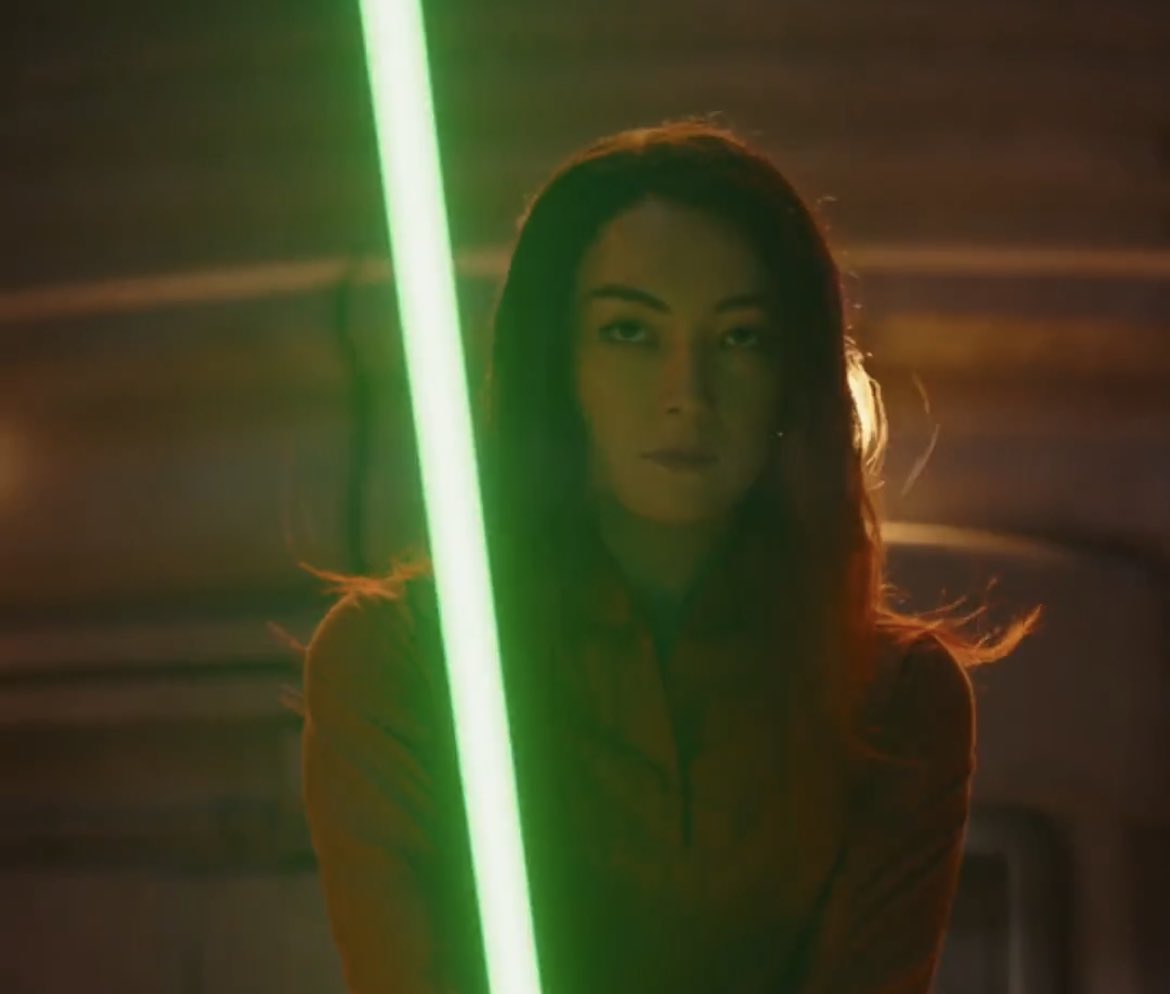 sw_holocron's tweet photo. Sabine Wren wielding Ezra Bridger’s lightsaber in AHSOKA https://t.co/LKRNPl69V6