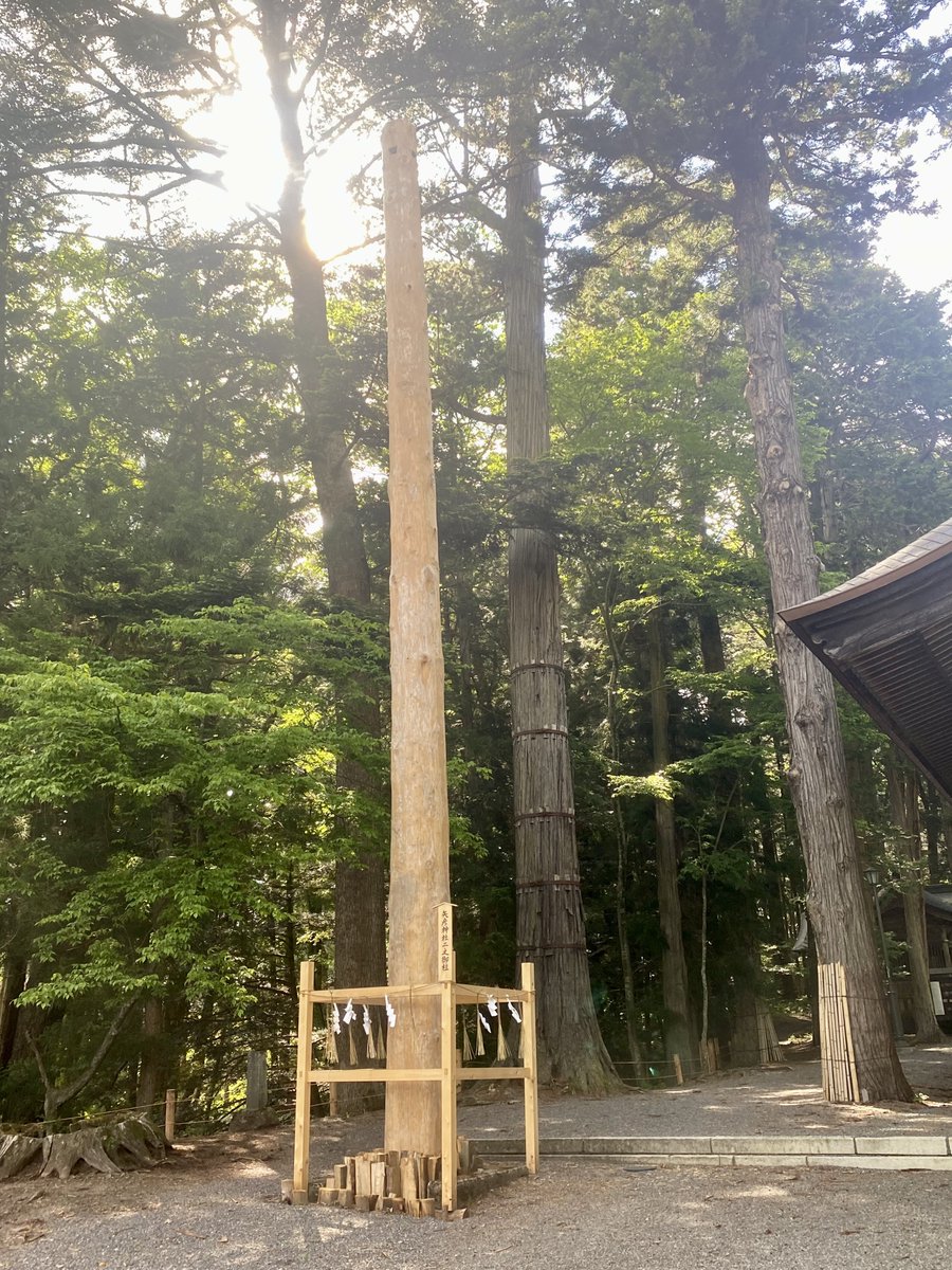 矢彦神社には国道に直角な鳥居と、辰野町小野の本土側に向いた鳥居があります。
また神楽殿の両側には(🐑さんが行かれた)小野御柱祭で立てられた一之御柱と二の御柱が聳え立っています。
矢彦神社は樅の柱(小野神社は赤松)。
(三・四の御柱は裏側にあるらしいです)

#矢彦神社
#入梅前の緊急筑摩旅2023