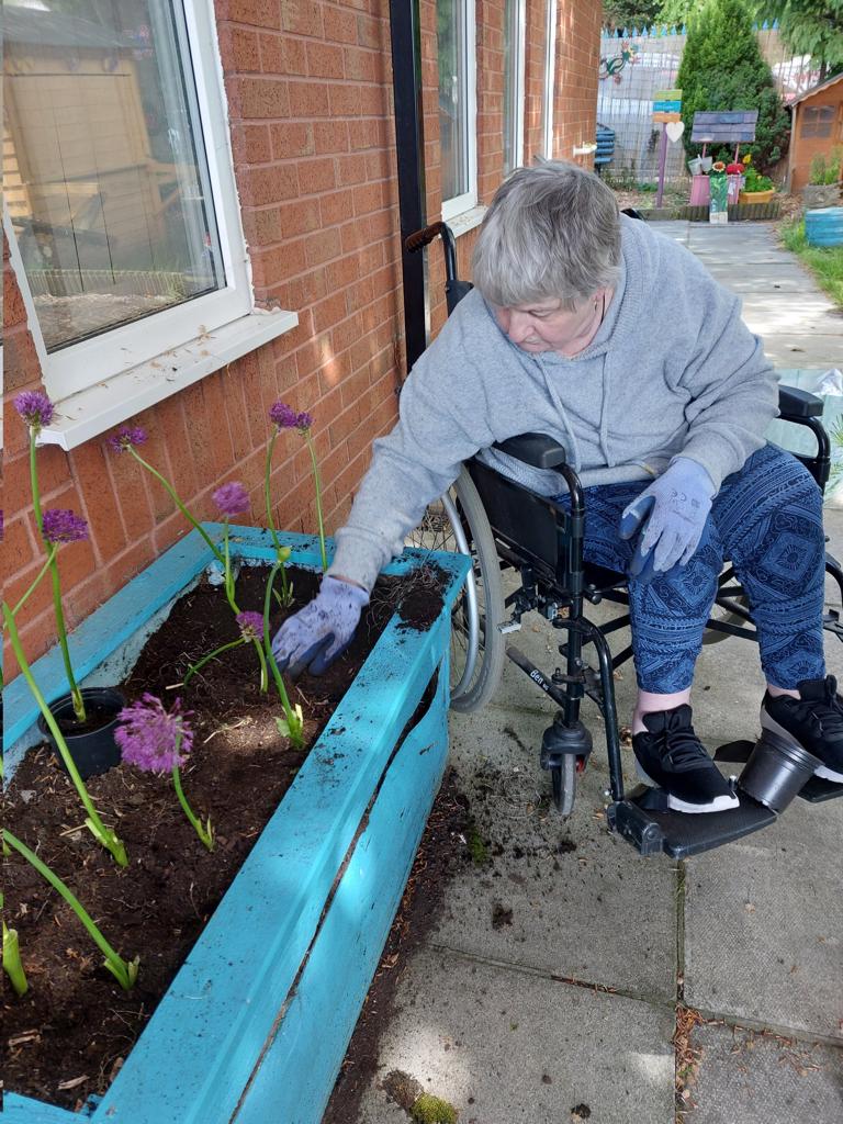 CommunityRail's tweet image. #CommunityRail volunteers spend valuable time maintaining vibrant outdoor spaces at stations, not just for passengers and the community to enjoy - but also to nurture and enhance local nature and wildlife too 🐞🌸 #GardenWildlifeWeek