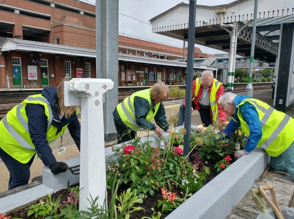 #CommunityRail volunteers spend valuable time maintaining vibrant outdoor spaces at stations, not just for passengers and the community to enjoy - but also to nurture and enhance local nature and wildlife too 🐞🌸 #GardenWildlifeWeek