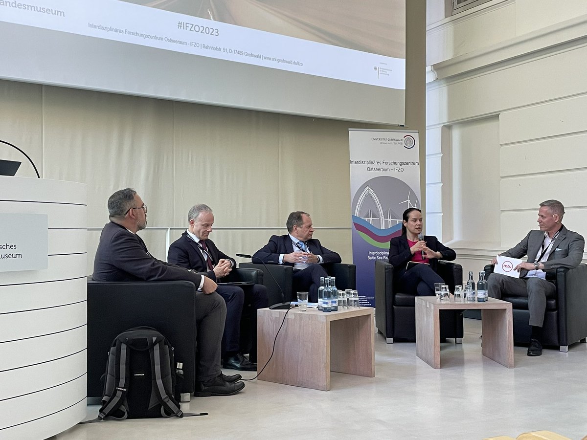 #cooperation for what reason in the #BalticSeaRegion: @PasiPoysari @FinBotschaftDe, @dszacawa  @IES_Lublin, Wolf Born from ministry of science #MV & Pia-Johanna Schweizer @RIFS_Potsdam discuss #geopolitics with @IlkkaAhtiainen in science & politics dialogue. @uni_greifswald