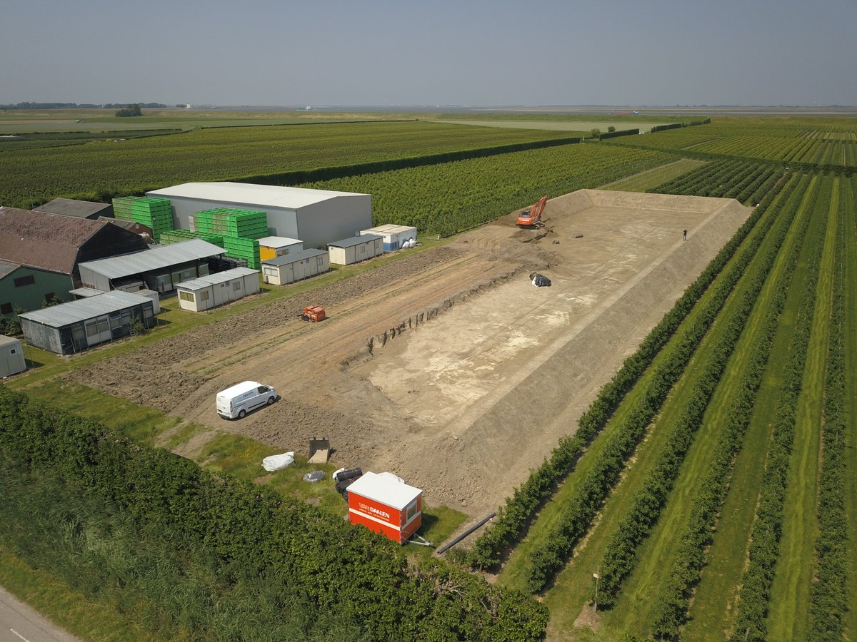 VanDaalenGWW's tweet photo. In Kloosterzande leggen we dicht tegen de Westerschelde een #waterbassin aan.
Fruitteler van der Wielen kan straks beschikken over ca. 12.000 m3 zoet water.
Een prachtige klus op een prachtige locatie in Zeeuws Vlaanderen! I.s.m. Fa. Schout Heikant.
#vandaalen #zoetwater https://t.co/P1FeY61QiJ