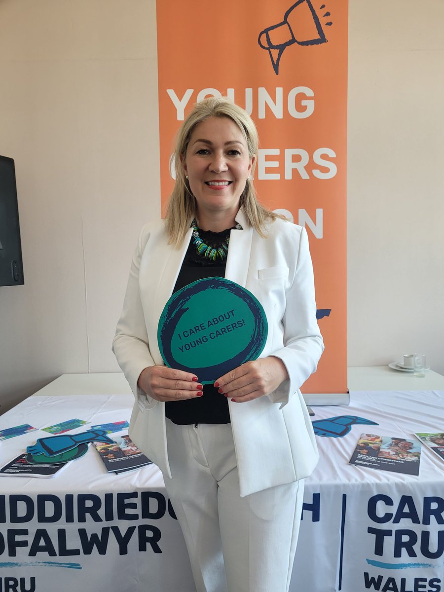 Brilliant to see <a href="/LauraJ4SWEast/">Laura Anne Jones MS</a> at today's #CarersWeek event at the Senedd. We know the #YoungCarers valued their conversation with you!