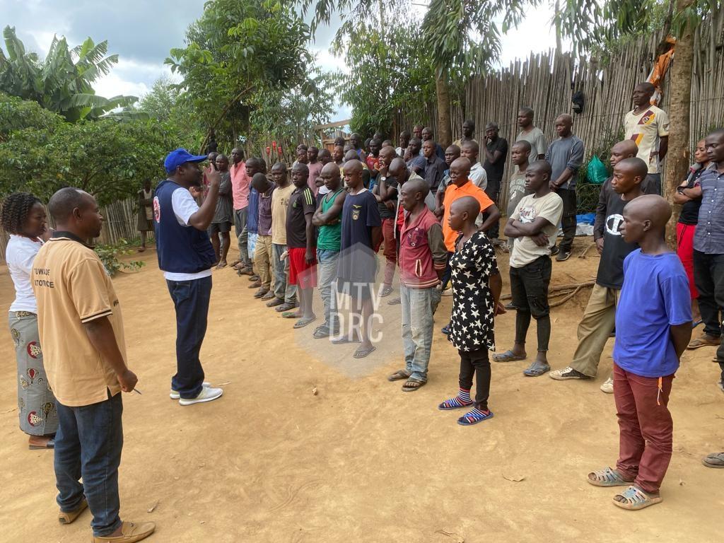 MTVDRC's tweet photo. #RDC🇨🇩: en seulement quelques jrs, plus de 630 jeunes rejoignent le centre de recrutement #FARDC de #Mambango pr une formation militaire. Ils veulent défendre le pays. L'armée a  remis à la @MONUSCO des mineurs qui se sont invités au recouvrement.
De notre corresp. Kitsa Musayi https://t.co/3S6lCml1yH
