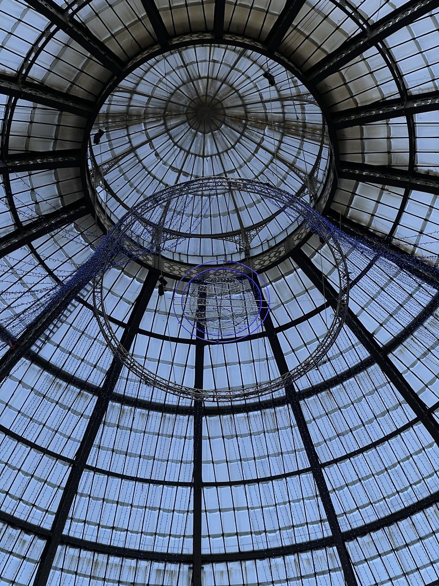 galleria vittorio emanuele II colorata di blu per l’Inter