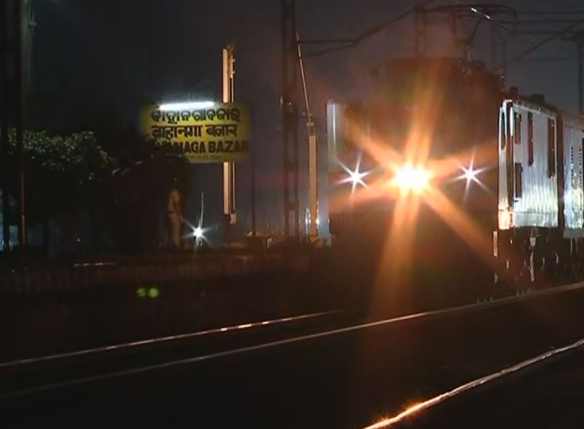 Coromandel Express en route to Chennai crosses Bahanaga Bazar Station in its first run after the deadly crash on June 2 

#OdishaTrainAccident #CoromandelExpress