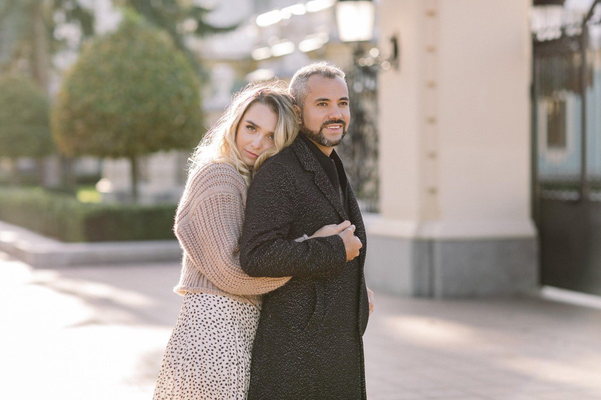 📻 Al aire en #10AM Gustavo Suárez, colombiano radicado en Estados Unidos y comprometido con Dasha, una ucraniana, con quien tiene un hijo. Habla de su boda que se convertirá en un evento benéfico a favor de los refugiados.