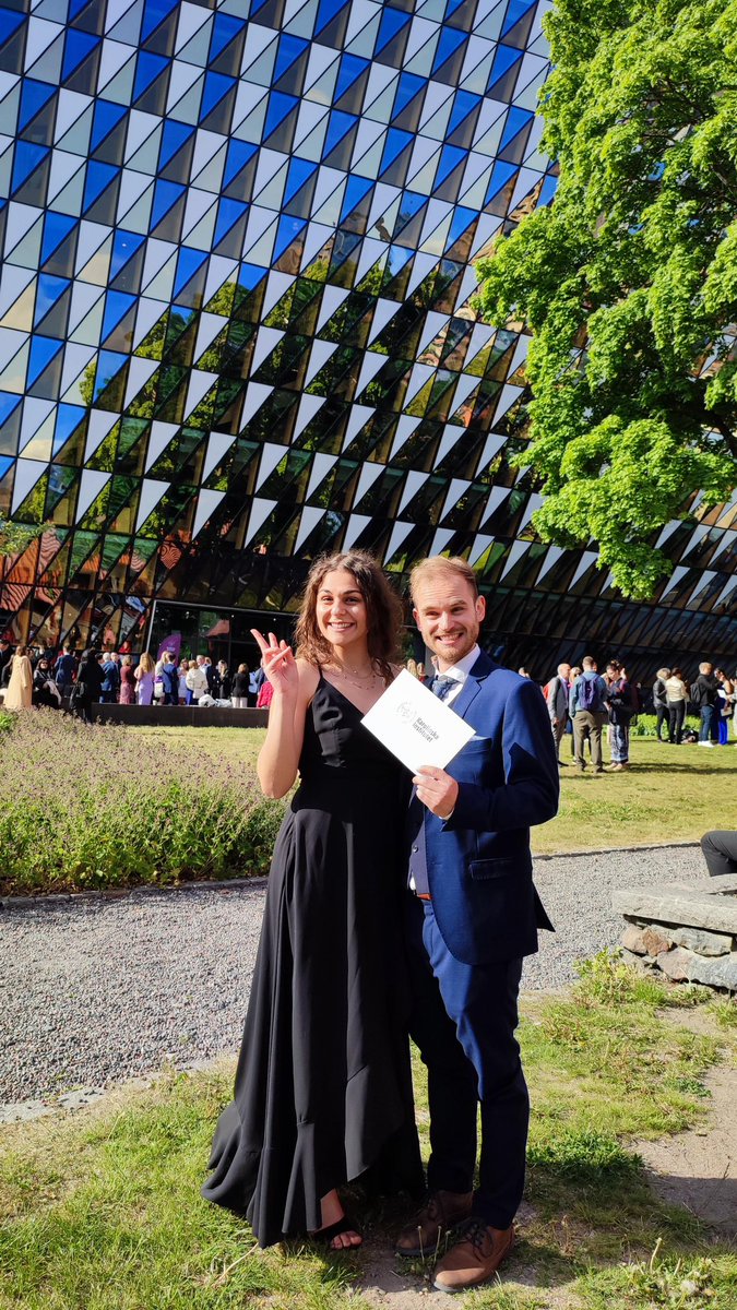 BlomgrenLab's tweet photo. Last Thursday our students - Daniela Nunes and Christodoulos Zisiadis - have graduated from their Master’s Programmes at @karolinskainst and made us all very proud 🥳🎉👏

P.S., in the second picture they are attempting to make a “B” for “Blomgren” 😅 https://t.co/y0NDg2aPXD