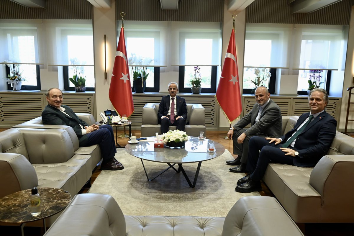 Yeni üstlendiğimiz vazifemizi hayırlama nezaketi gösteren Eski Ulaştırma ve Altyapı Bakanımız Sn. <a href="/Mcahidturhan/">Mehmet Cahit Turhan</a>'a,  
Eski Bayındırlık ve İskan Bakanımız Sn. <a href="/farukozaktrb/">faruk nafız özak</a>'a, Cumhurbaşkanlığı Güvenlik ve Dış Politikalar Kurulu Üyesi ve 24. Dönem İstanbul Milletvekilimiz Sn.
