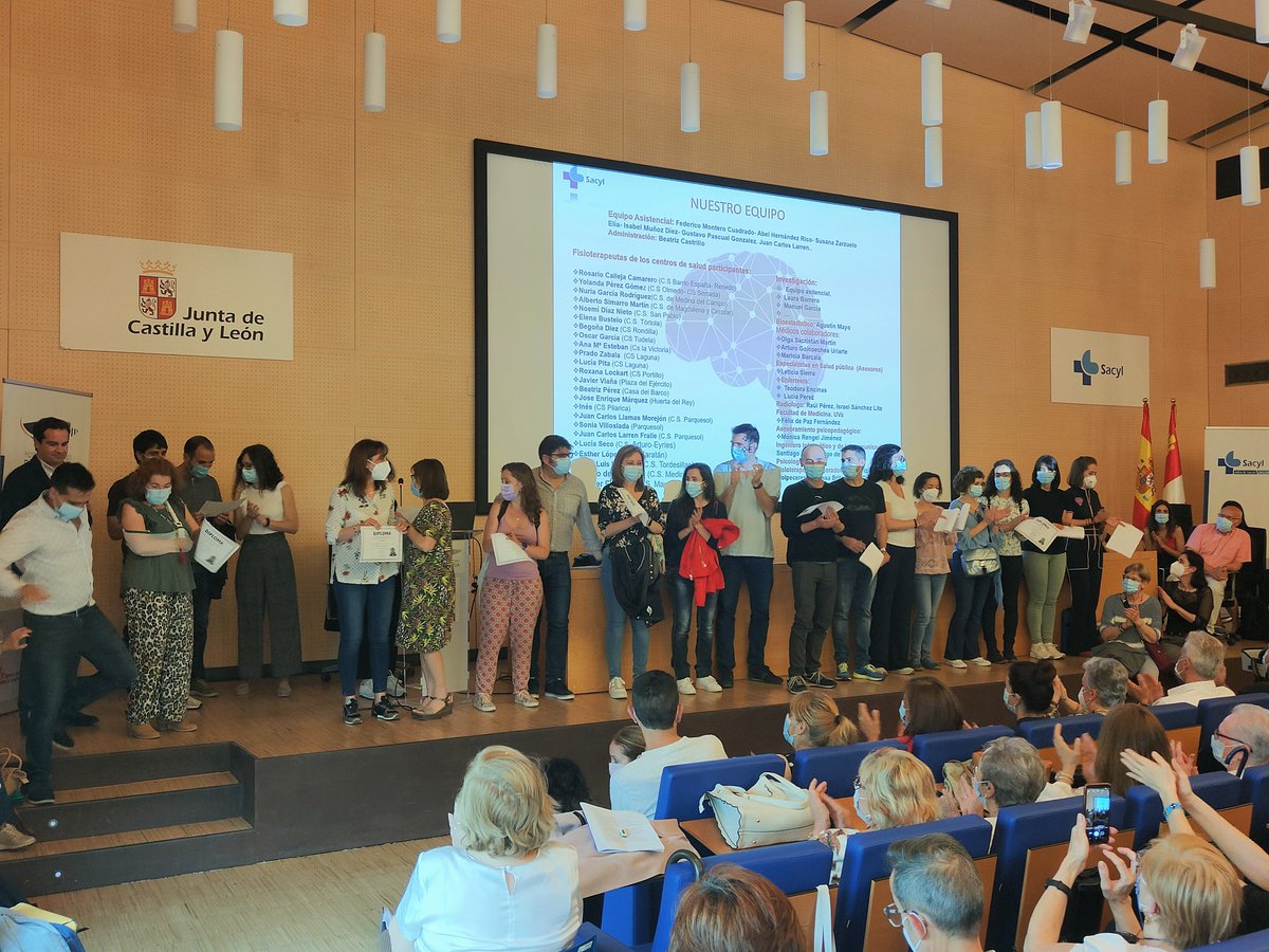 Recibiendo los diplomas los fisioterapeutas y otros profesionales colaboradores con el programa de afrontamiento.
<a href="/JMorencia/">Jose Luis Morencia</a> <a href="/k_longax/">Beatricina</a> <a href="/doracinas/">Dora Encinas</a> <a href="/argoicoechea/">Arturo Goicoechea</a>