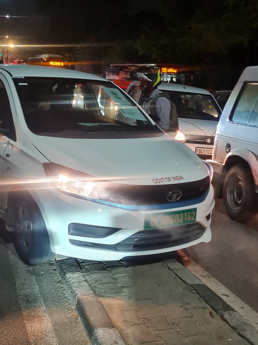 imxakash's tweet photo. प्रिय @DelhiPolice @dtptraffic क्या सिर्फ आम लोगो का ही चालान काटा जाता है या इनका भी चालान किया जाएगा। या फिर भारत सरकार गाड़ी पर लिख देख इन्हे छोड़ दिया जायेगा।
40 मिनट से ट्रैफिक जमा मैं फंसा हुआ एक इंसान https://t.co/OJ8qCIxc4D
