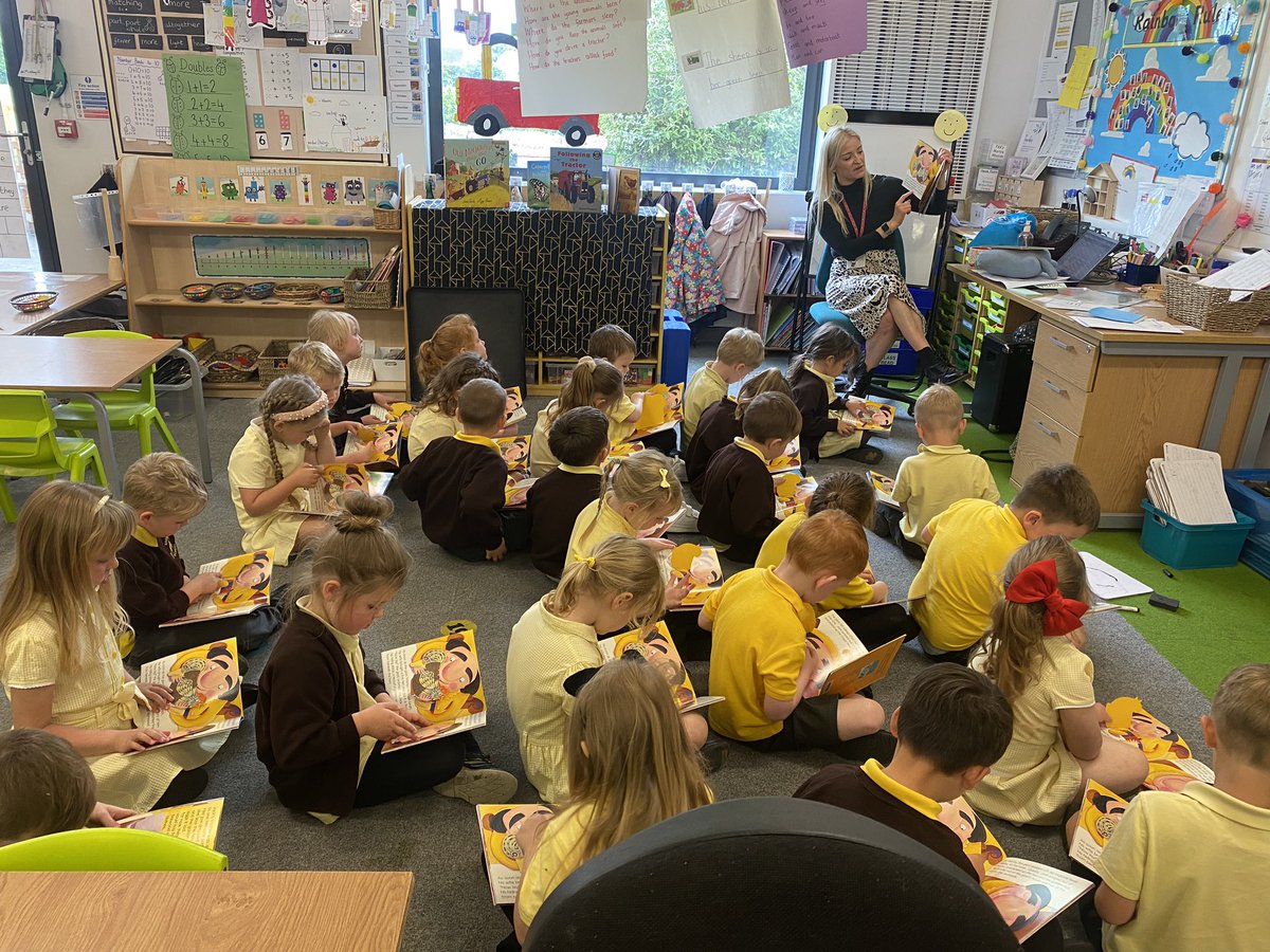 EastfieldPSHull's tweet image. Fee-Fi-Fo-Fum! 🌱🏰🫘 FWK have loved reading their new class text, Jack and the Beanstalk! Thank you @Hull_SLS, we thoroughly enjoyed having a book each to enjoy the lift the flaps! #epsFWK #epsliteracy