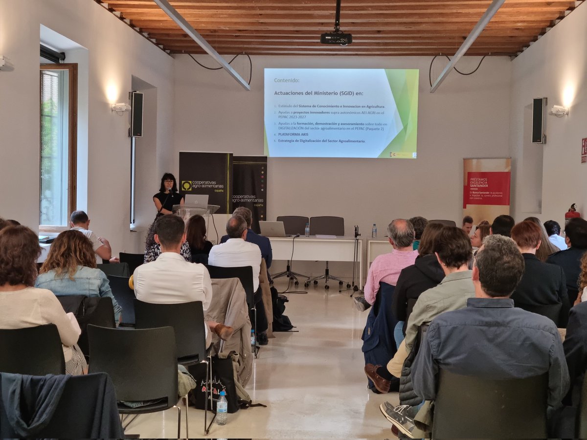 #RedCoop Maite Ambrós #innovación y #digitalización @mapagob expone el papel de las #AKIS sistema de conocimiento e innovación en #agricultura