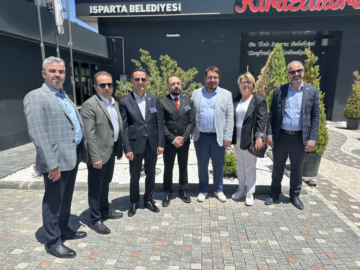 AlperBAYHAN's tweet photo. IGSİAD’ın eski başkanlarını bir araya getiren yeni başkanımız Kubilay Kapı’ ya yeni dönemde başarılar diliyorum. https://t.co/qGvmFoG47M