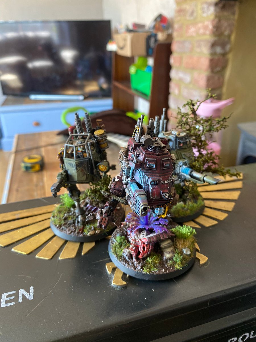 jdhrowe's tweet photo. Sentinel Gamma's heavy flamer ticked gently as it cooled. Blue oxidation crept up the heat shroud. The lingering smell of promethium and burnt alien flesh wafted through the cab. In the distance, chittering screams echoed. Clonk went the valve to open tank 2. https://t.co/19kAsVK7vG