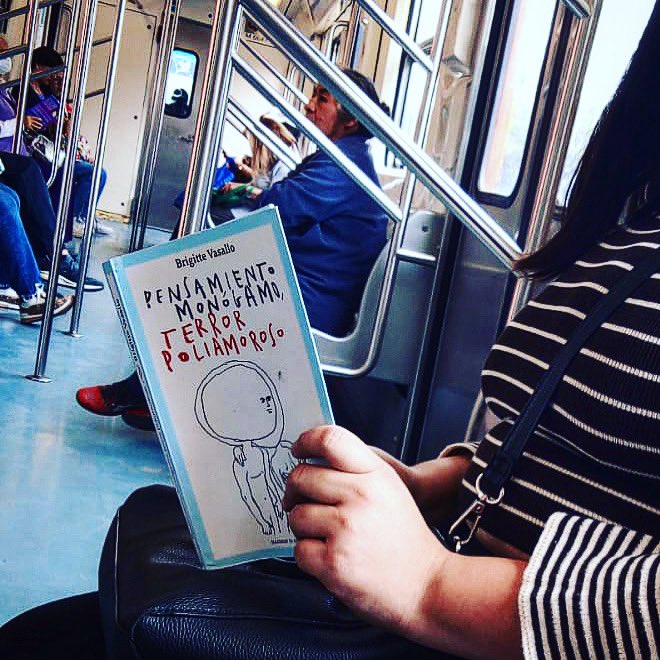 HdeP_mx's tweet photo. Nos enviaron esta foto tomada en el metro de la CDMX y nos emociona constatar que las vivencias y reflexiones de #BrigitteVasallo se siguen esparciendo a través de nuestra publicación. https://t.co/Ag1Z1lXkYw