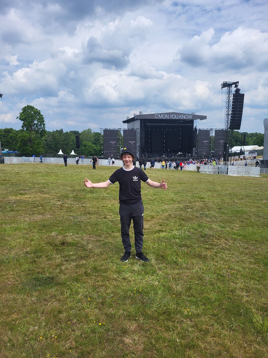 SteRoyle_'s tweet photo. Me and Lennon watching the legend @liamgallagher
Best gig ever 👌🏼 
#Knebworth22 https://t.co/BeYXjKka8r