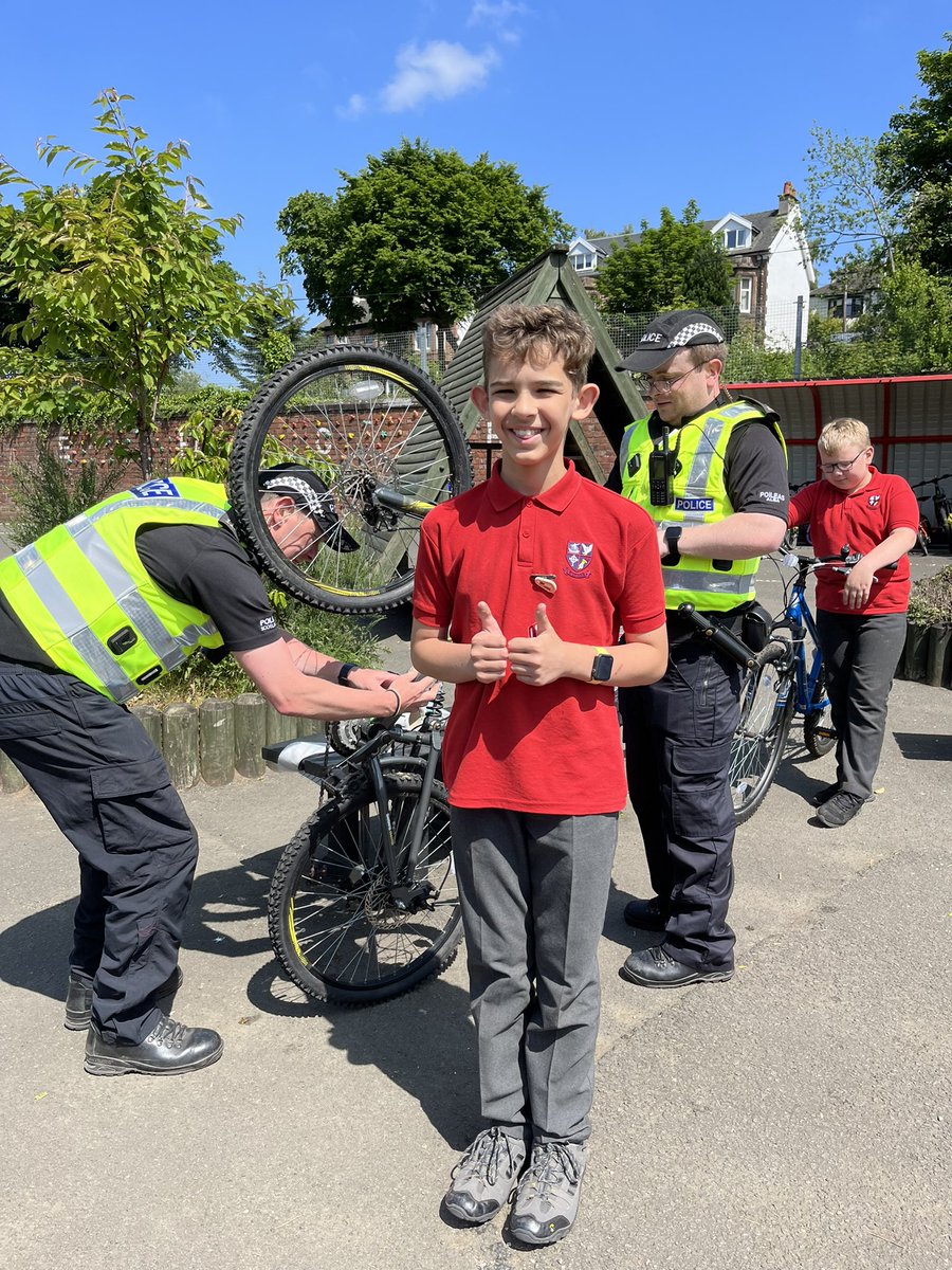 giffnockprimary's tweet photo. Thank you to @PSOSEastRen who marked 39 of our bikes this afternoon as part of Blue Light Day. 🚓 #eastrenfrewshirepolice @PoliceScotland https://t.co/mfsYLR3XJw