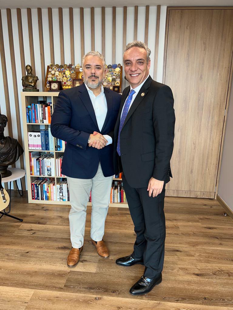 IvanDuque's tweet photo. Grato encuentro con el Gobernador del Quindío, @RobertoJairo_Q con quien hablamos de la situación del país y de su Departamento donde dejamos grandes proyectos. @QuindioGob https://t.co/3kupbqKPwU