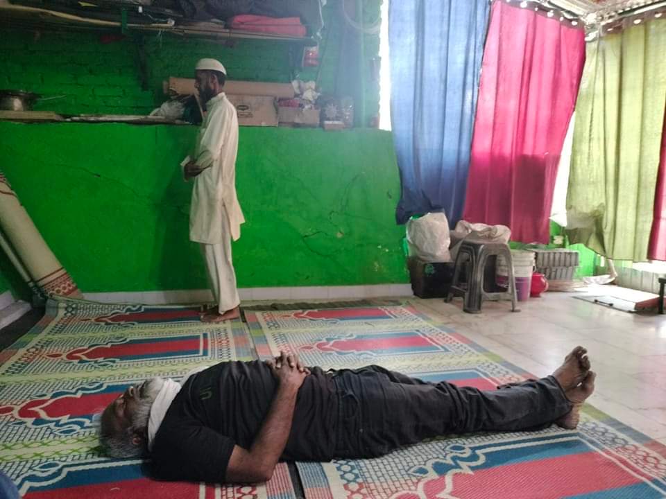 Gabbar0099's tweet photo. 'The Real Kerala Story' :

A Hindu Man Ramesh was tired and came to rest in Masjid, when Muslims came to offer namaz, he was sleeping on the mat of Namaz but no one disturbed him, they peacefully offered their prayer without offending with Ramesh. https://t.co/fluUFblzie