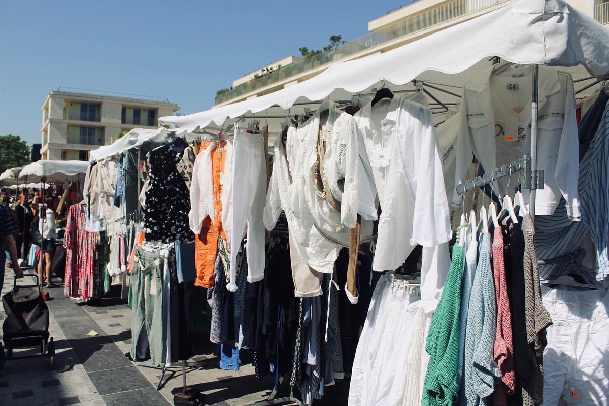 Le marché d'Antony, regroupant 200 commerçants, se distingue comme le plus vaste des Hauts-de-Seine. En tant que véritable carrefour animé au sein de la ville, il accueille les habitants les mardis, jeudis et dimanches de chaque semaine, de 7h30 à 13h30. (1/2)
📸: <a href="/enbanlieuesud/">En banlieue sud !</a>