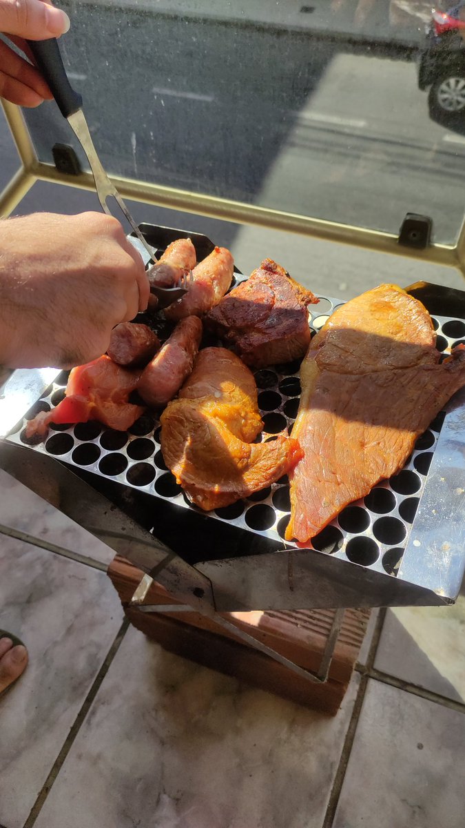 deusalila's tweet photo. Boa tarde pra você que é um panaca e tá trabalhando pra me pagar tributo. Eu estou no churrasco com meus amigos em plena quarta-feira a tarde.

#FinDom #goddess #CornoManso #rainha #paypig https://t.co/rkLNanjph0