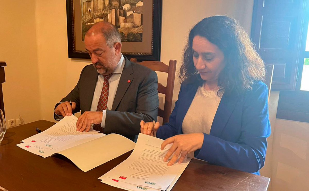 FontagroLAC's tweet photo. 📢 🇪🇸 En el marco del XVIII Taller Técnico de Seguimiento Anual de #FONTAGRO, la Directora del @iniachile 🇨🇱, Iris Lobos, se reunió con @GardeJulian, Rector de la @uclm_es para firmar un acuerdo en el marco de desarrollo e investigación de temas en común entre los dos países. https://t.co/co6jwurczl