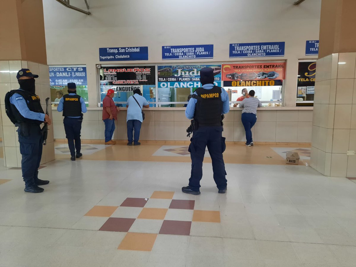 DNSTUHonduras's tweet photo. #ZonaNorte 🚨🚨
Terminales de transporte interurbano, siendo resguardadas para brindar la seguridad necesaria a la ciudadanía y operarios del rubro.
Recuerda realizar tus denuncias a las plataformas de emergencia ☎️ 911 y 143 ☎️.
#TransformandoElTransporte https://t.co/LPj10TDJul