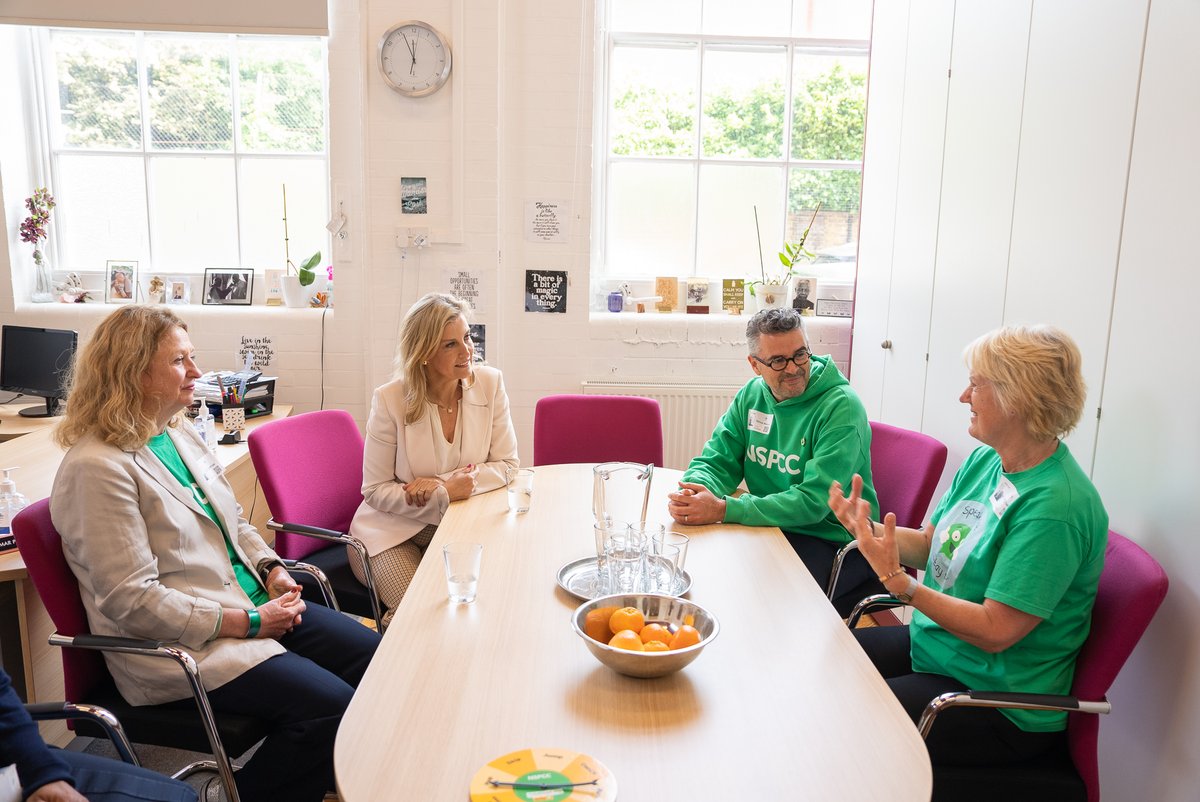RoyalFamily's tweet photo. Ahead of the @NSPCC’s Childhood Day, The Duchess of Edinburgh, the charity’s Patron, visited Richard Atkins Primary School in Brixton to join school children taking part in special fundraising activities, including the #ChildhoodDay mile.

🔗 https://t.co/ewsutGwo0f https://t.co/YJSV7tGD53