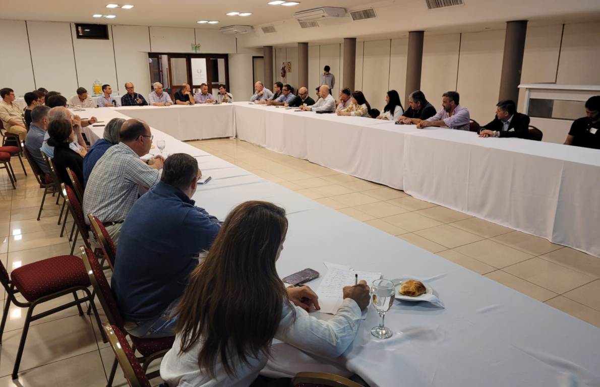 #Economía #Política  
Referentes claves de la foresto-industria analizaron el potencial del sector para un nuevo escenario de crecimiento en la Mesopotamia argentinaforestal.com/2023/06/07/nue… 
<a href="/eszewa/">Enrique Szewach</a> <a href="/IERAL_NEA/">IERAL_NEA</a> <a href="/galonsoschwarz/">GerardoAlonsoSchwarz</a> <a href="/AfoaArg/">AFOA</a> <a href="/FAIMAargentina/">FAIMA</a> <a href="/apicofom/">apicofom</a> <a href="/amayadap/">amayadap</a> <a href="/apefic/">APEFIC</a>