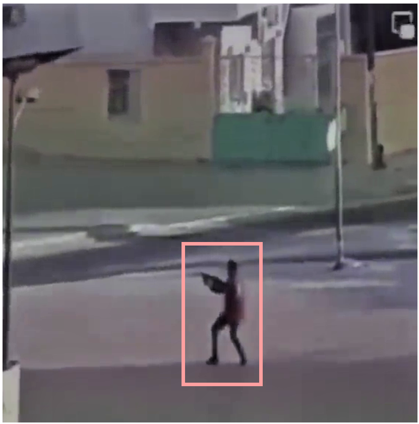Observateurs's tweet photo. 🇸🇳  Un individu armé et dangereux, infiltré dans les manifestations en soutien à #OusmaneSonko.

C’est la manière dont la police sénégalaise a présenté l’homme visible sur cette image.

Mais la rédaction @Observateurs a retrouvé la vidéo originale, qui semble montrer autre chose. https://t.co/45xpUqrde8