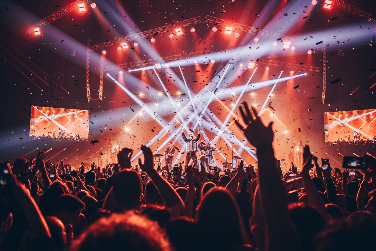 ClayPakyNews's tweet image. Claypaky Fixtures Help Energize the Crowd for Bagossy Brothers Company Tenth Anniversary Concert in Budapest - Read more: claypaky.it/en/news/claypa…
📸:Lily Júlia Hegyi, Sándor Bereczky
#Claypaky #SharpyPlus #SharpyPlusAqua #BeyeK20 #HyBeyeK25  #IgniteYourShow