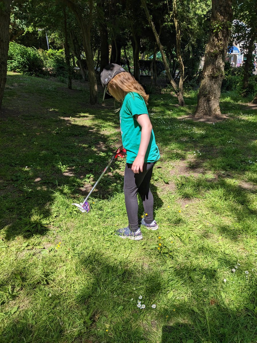 pickerteers's tweet photo. @croupier1970 @2minuteHQ @BpoolCouncil @BlackpoolFoSP @2minuteHQ @BpoolCouncil @BlackpoolFoSP She has no boundaries when it comes to #litter &amp; #pollution. She stepped through thorns to get 1 item to help #savetheplanet  🌎 #environment #EnvironmentWarriors #TheThreePickerteers #blackpool #park #sunshine #wednesdaythought #childhood https://t.co/qaBOOXcleh
