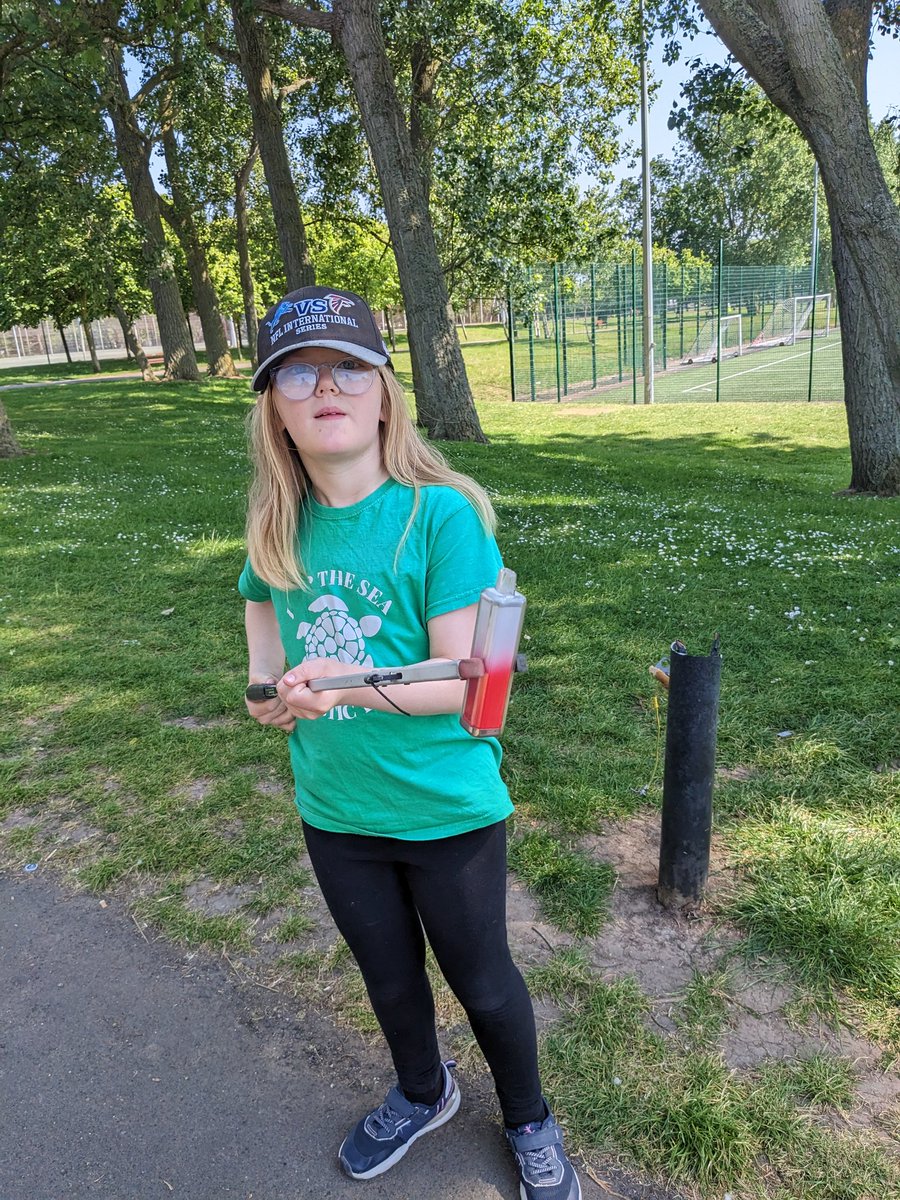 pickerteers's tweet photo. @croupier1970 @2minuteHQ @BpoolCouncil @BlackpoolFoSP @2minuteHQ @BpoolCouncil @BlackpoolFoSP She has no boundaries when it comes to #litter &amp; #pollution. She stepped through thorns to get 1 item to help #savetheplanet  🌎 #environment #EnvironmentWarriors #TheThreePickerteers #blackpool #park #sunshine #wednesdaythought #childhood https://t.co/qaBOOXcleh