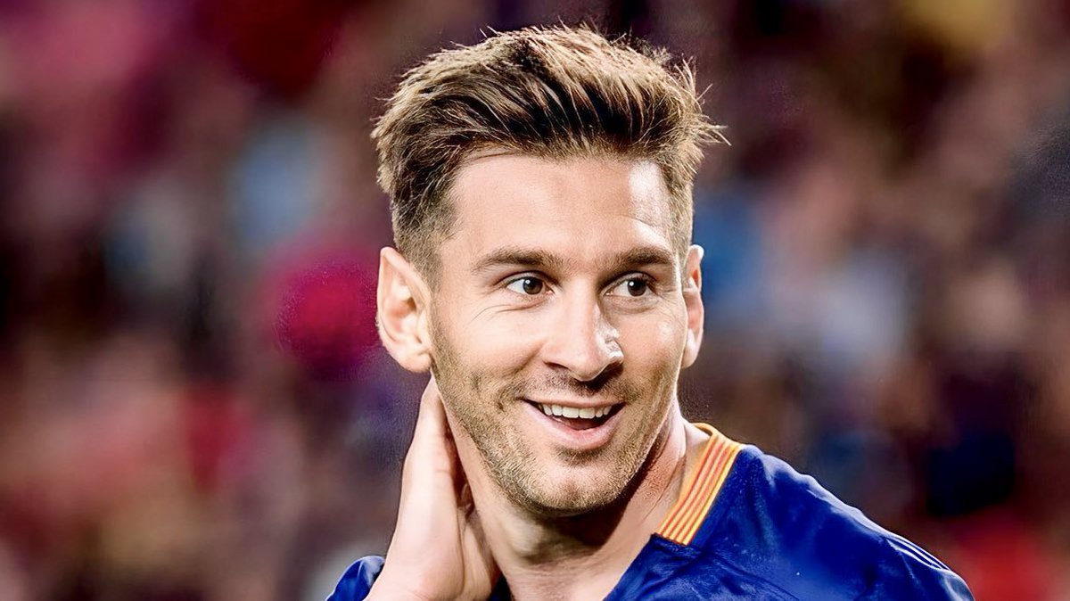 BlazquezFont's tweet photo. Recibió ayuda con su tratamiento cuando otros le ignoraron, se le animó mientras le mataban por fallar con su selección y se luchó para que tuviese un final feliz en Barcelona. El Barça siempre estuvo con Leo Messi, no como otros que sólo le apoyaron cuando empezó a ganar. #Messi https://t.co/8QCKTJADVo